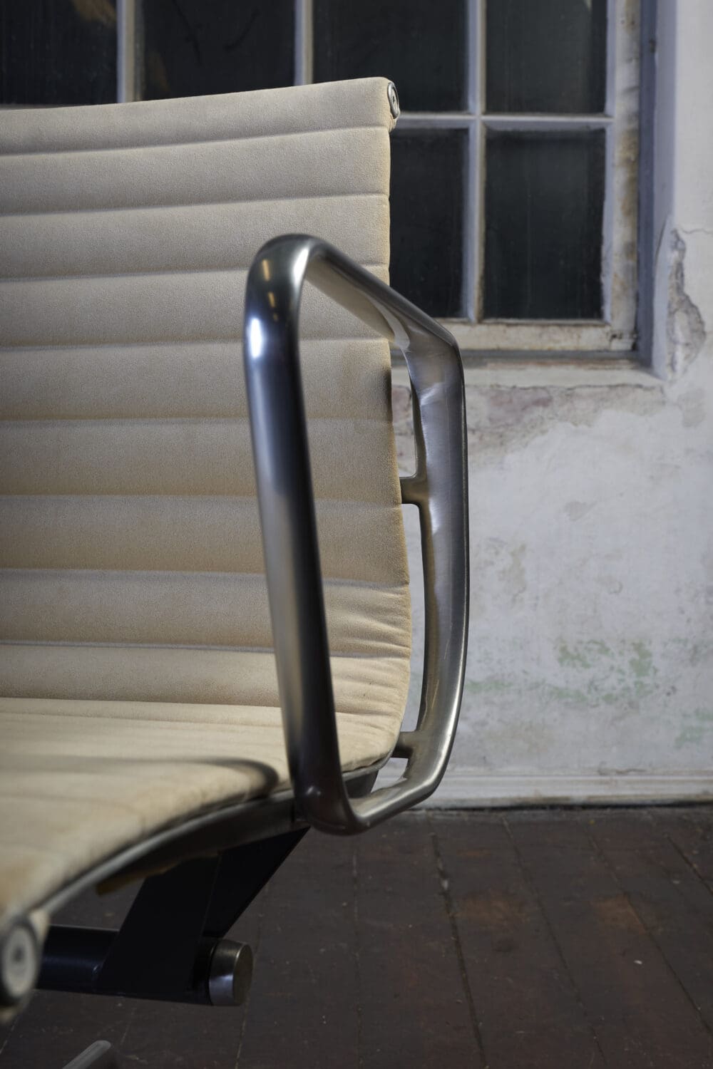 2007 Eames Aluminium Group Chair - Image 13