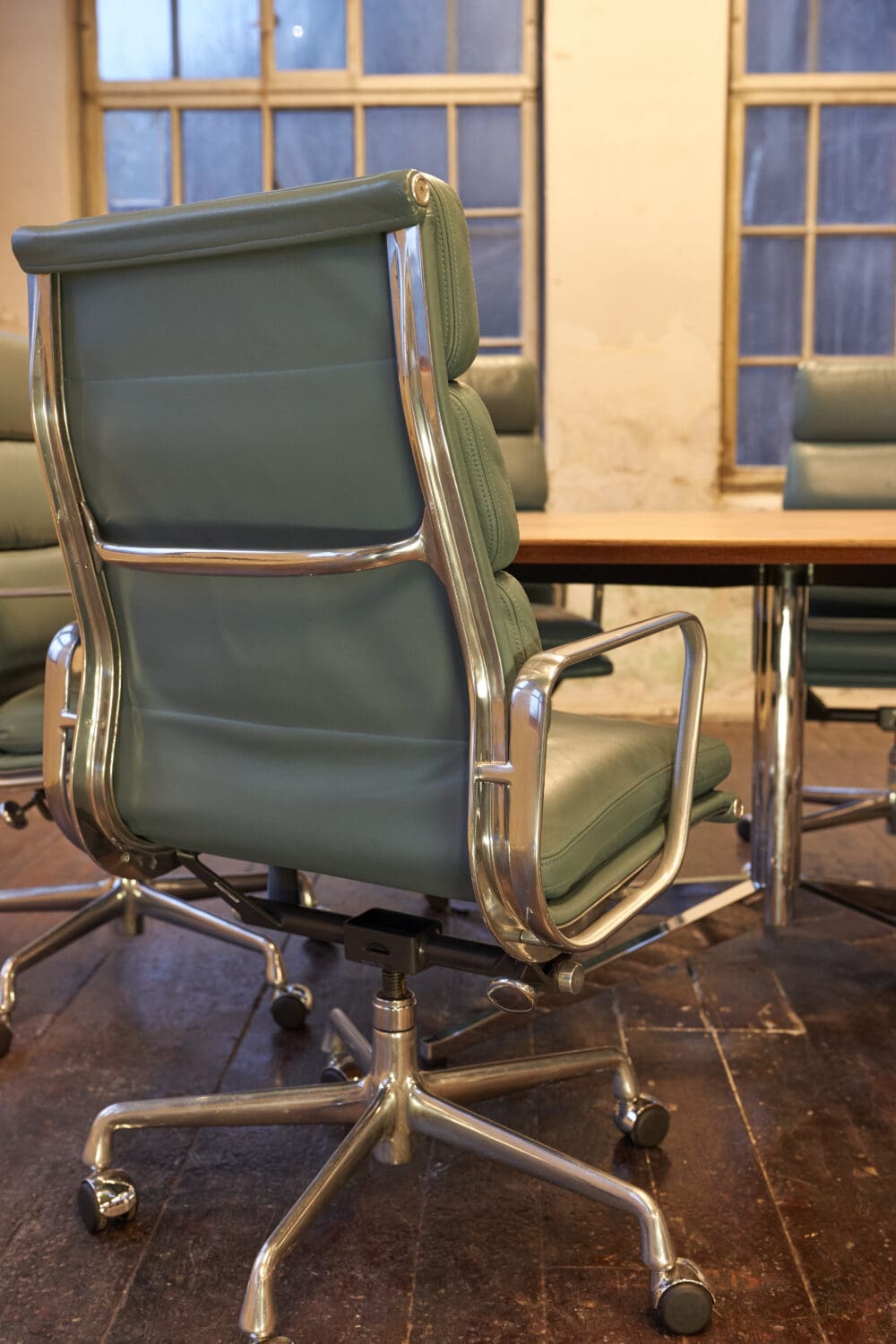 Eames Aluminum Group Soft Pad Chairs, model EA437 - Image 12