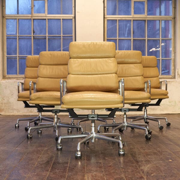 Eames Aluminum Group, model EA437 - cappucino