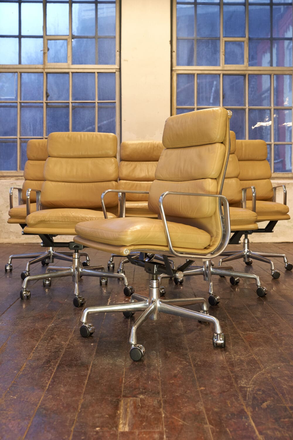 Eames Aluminum Group, model EA437 - cappucino - Image 3