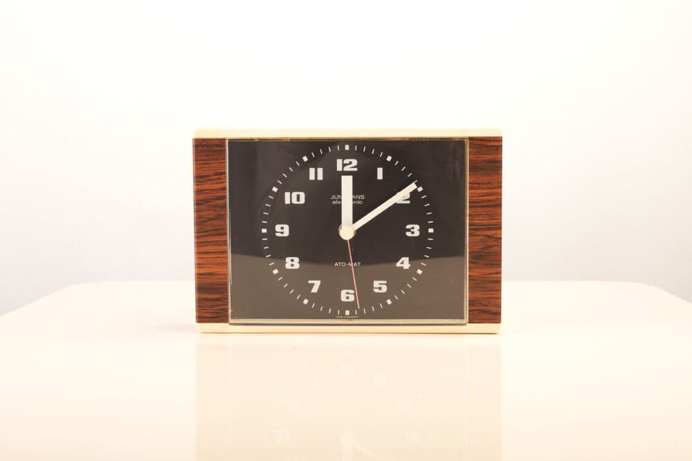 Junghans modernist wall clock - Image 2