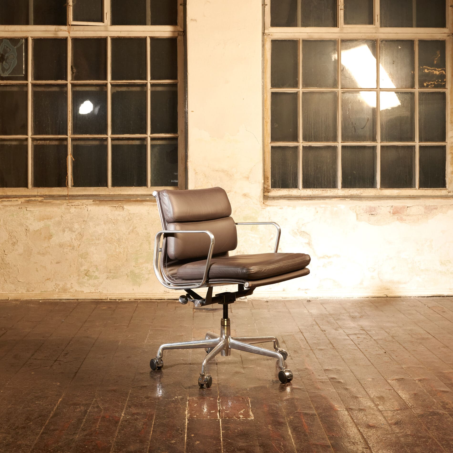 Eames Soft Pad Management Chair, EA435 - Image 2
