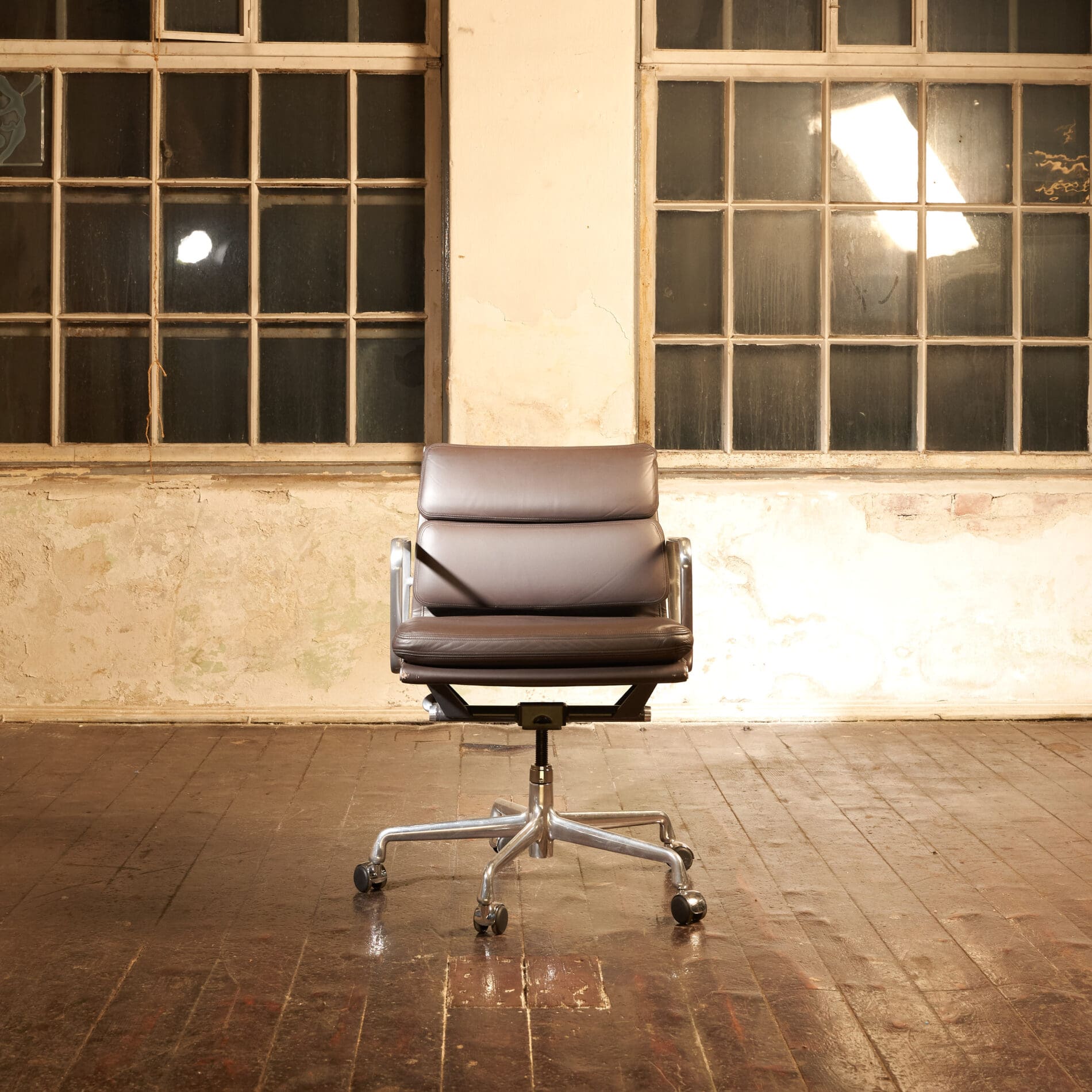 Eames Soft Pad Management Chair, EA435 - Image 4
