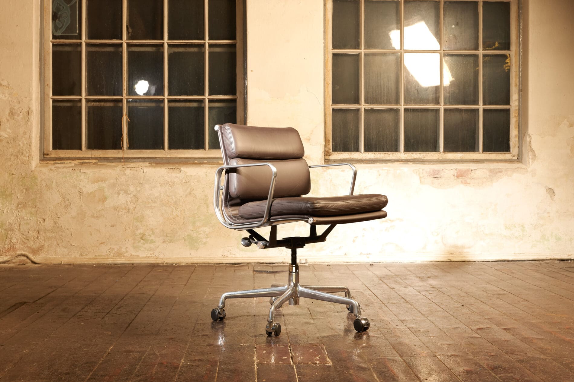 Eames Soft Pad Management Chair, EA435