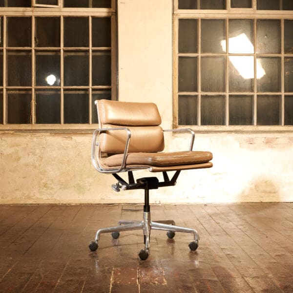 Eames soft pad Management Chair, EA435