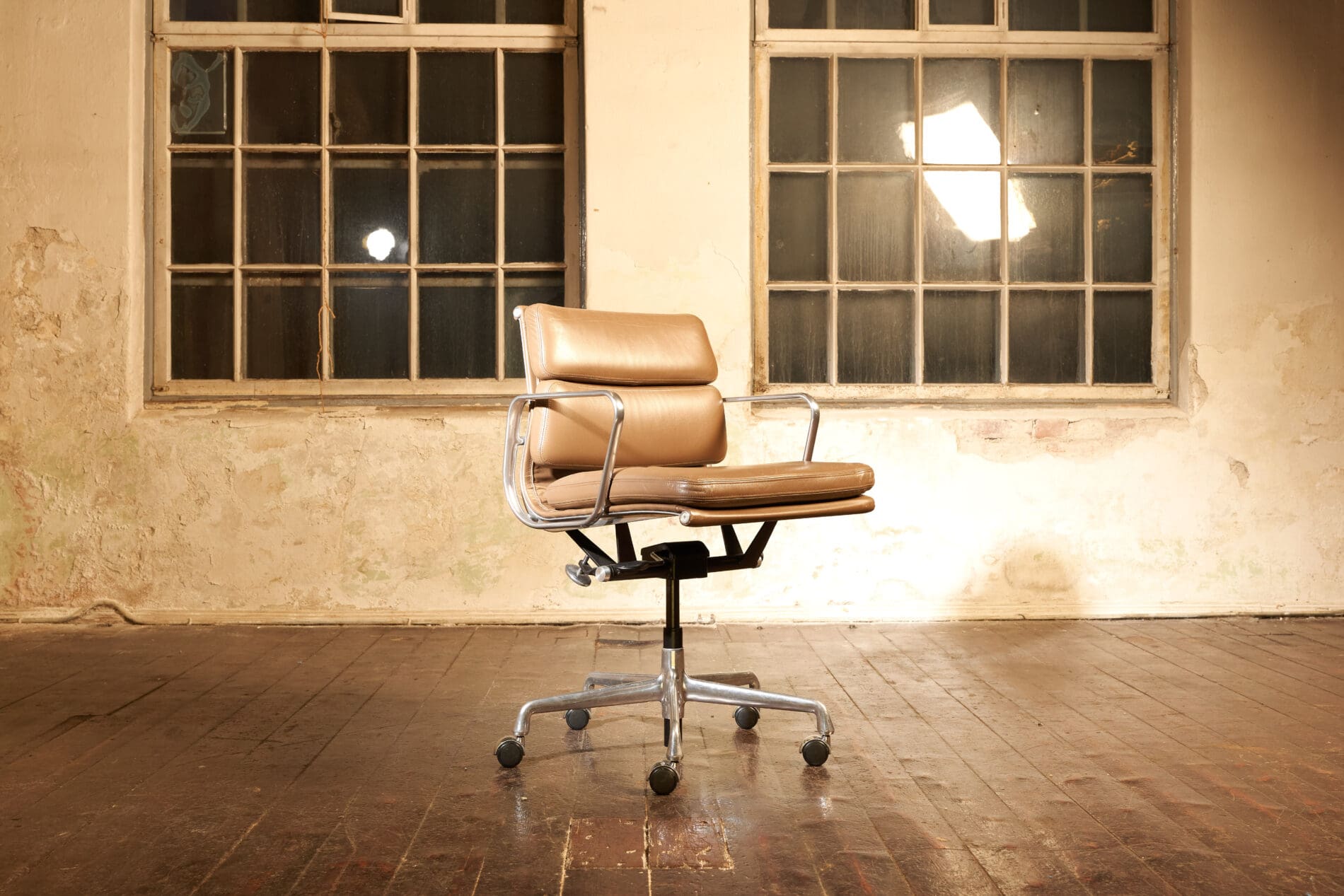 Eames soft pad Management Chair, EA435