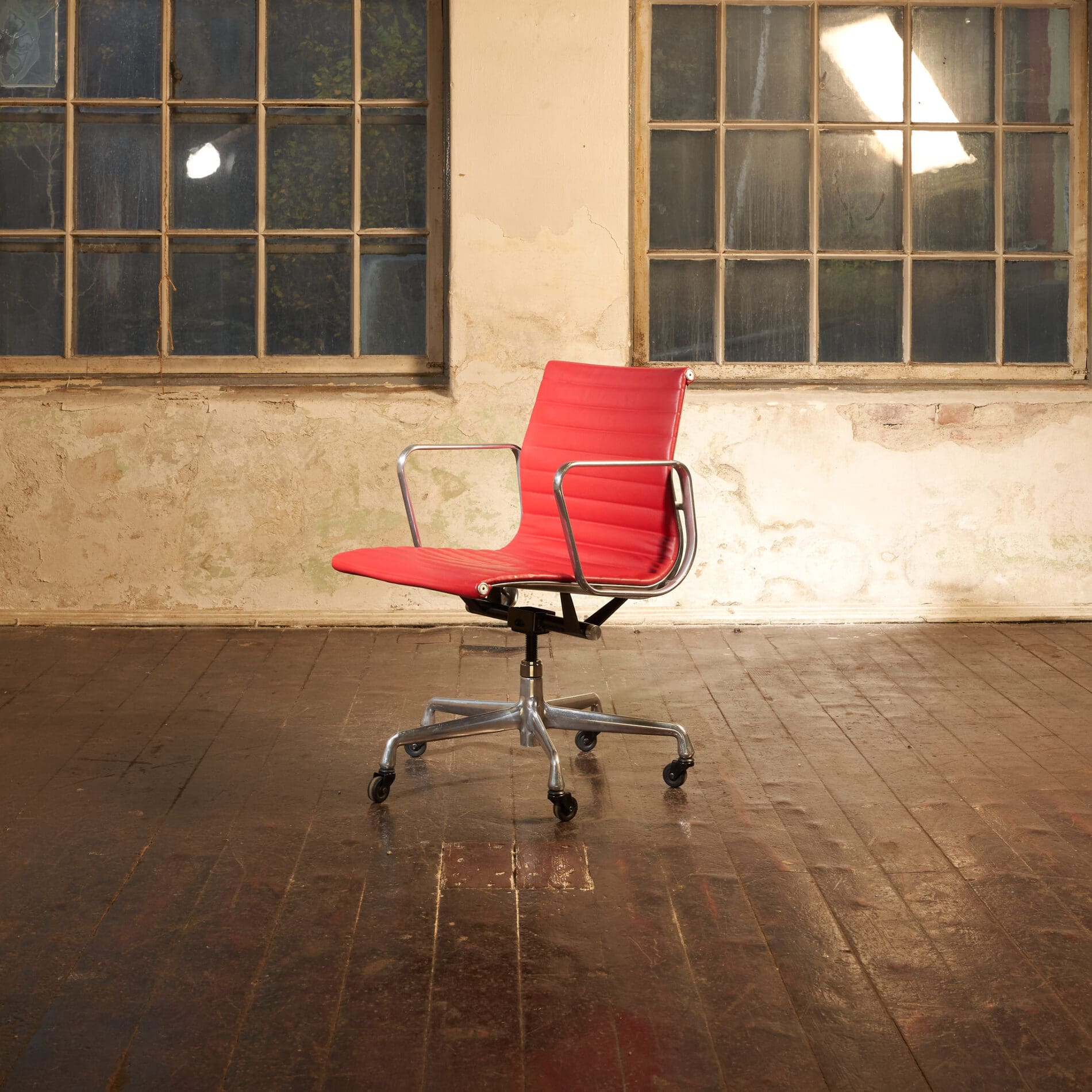 Eames Aluminum Group EA335 - Image 3