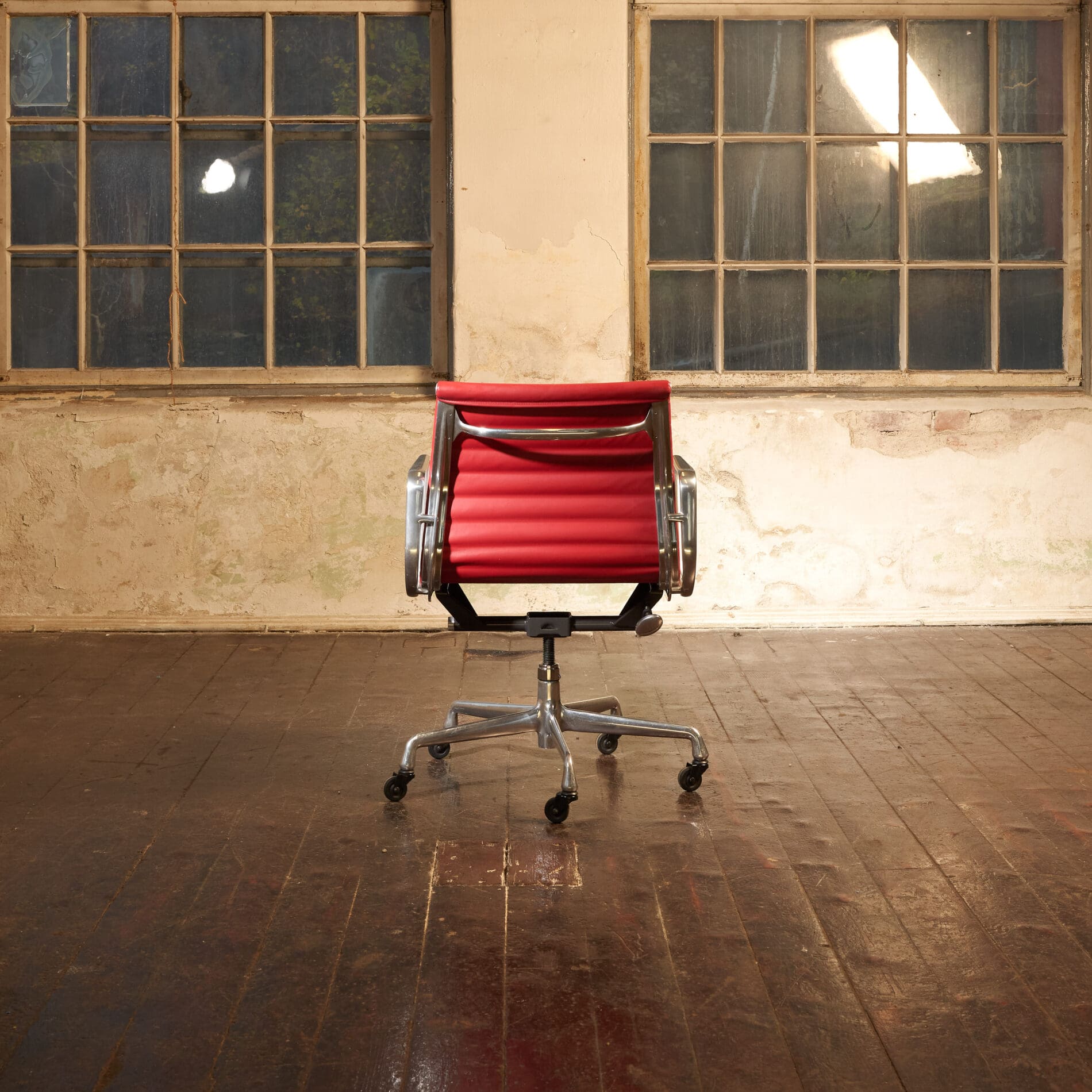 Eames Aluminum Group EA335 - Image 2