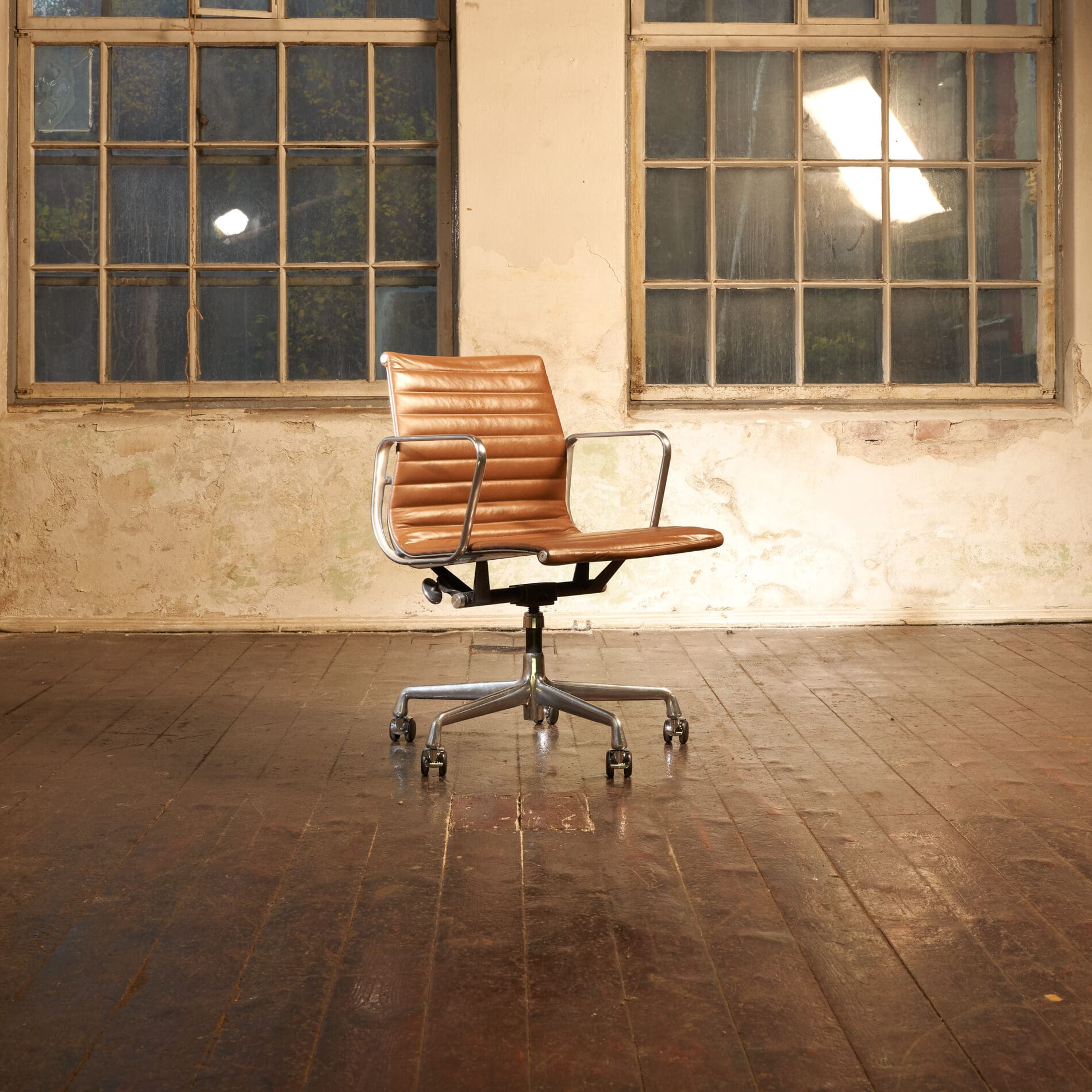 Eames Aluminum Group EA 335 - Image 6
