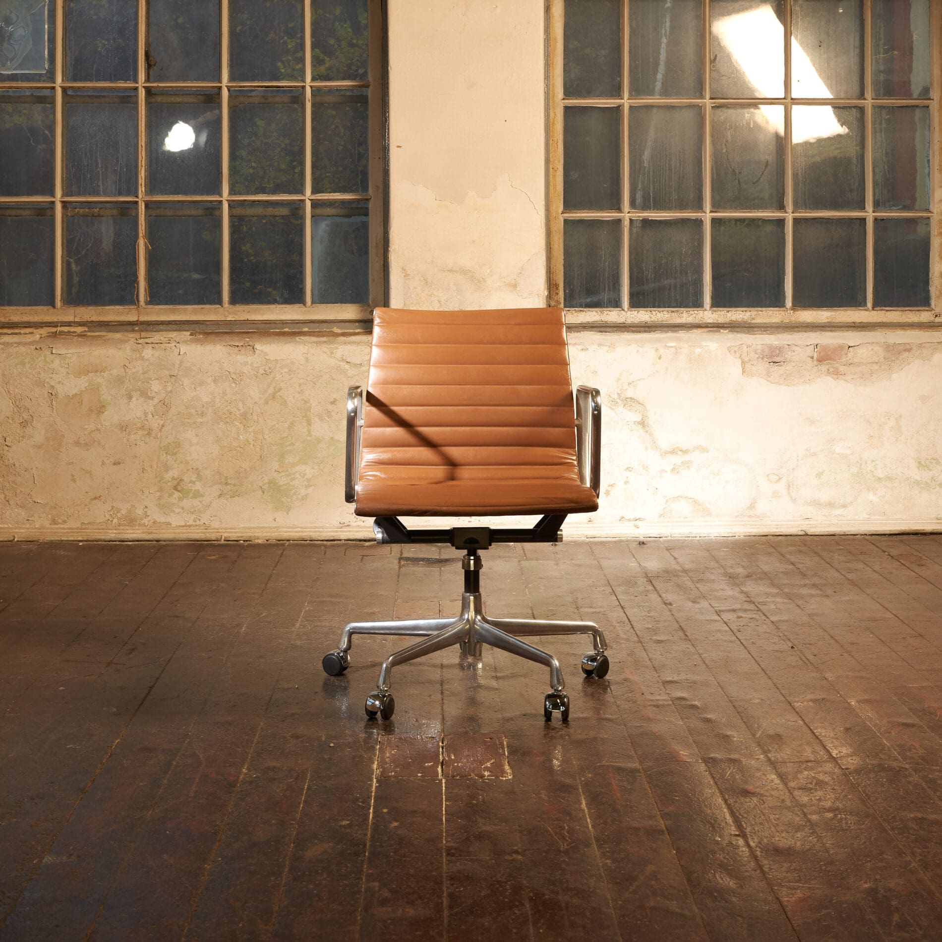 Eames Aluminum Group EA 335 - Image 5