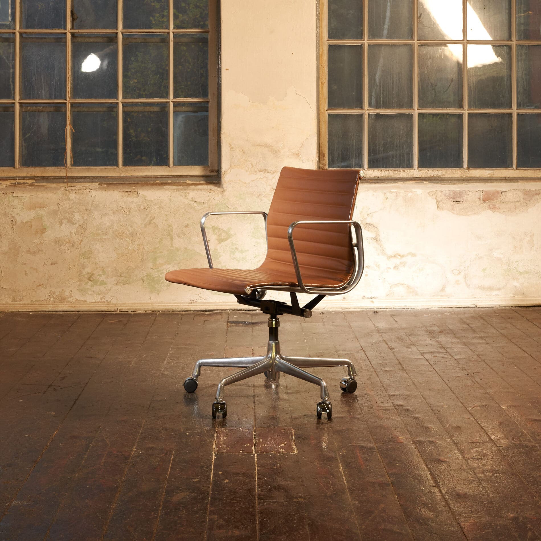 Eames Aluminum Group EA 335 - Image 4