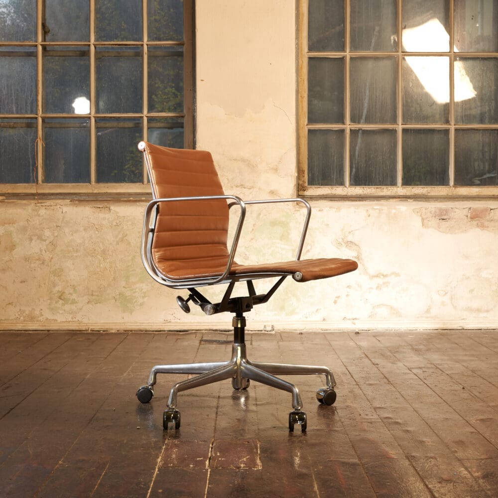 Eames Aluminum Group EA 335 - Image 2