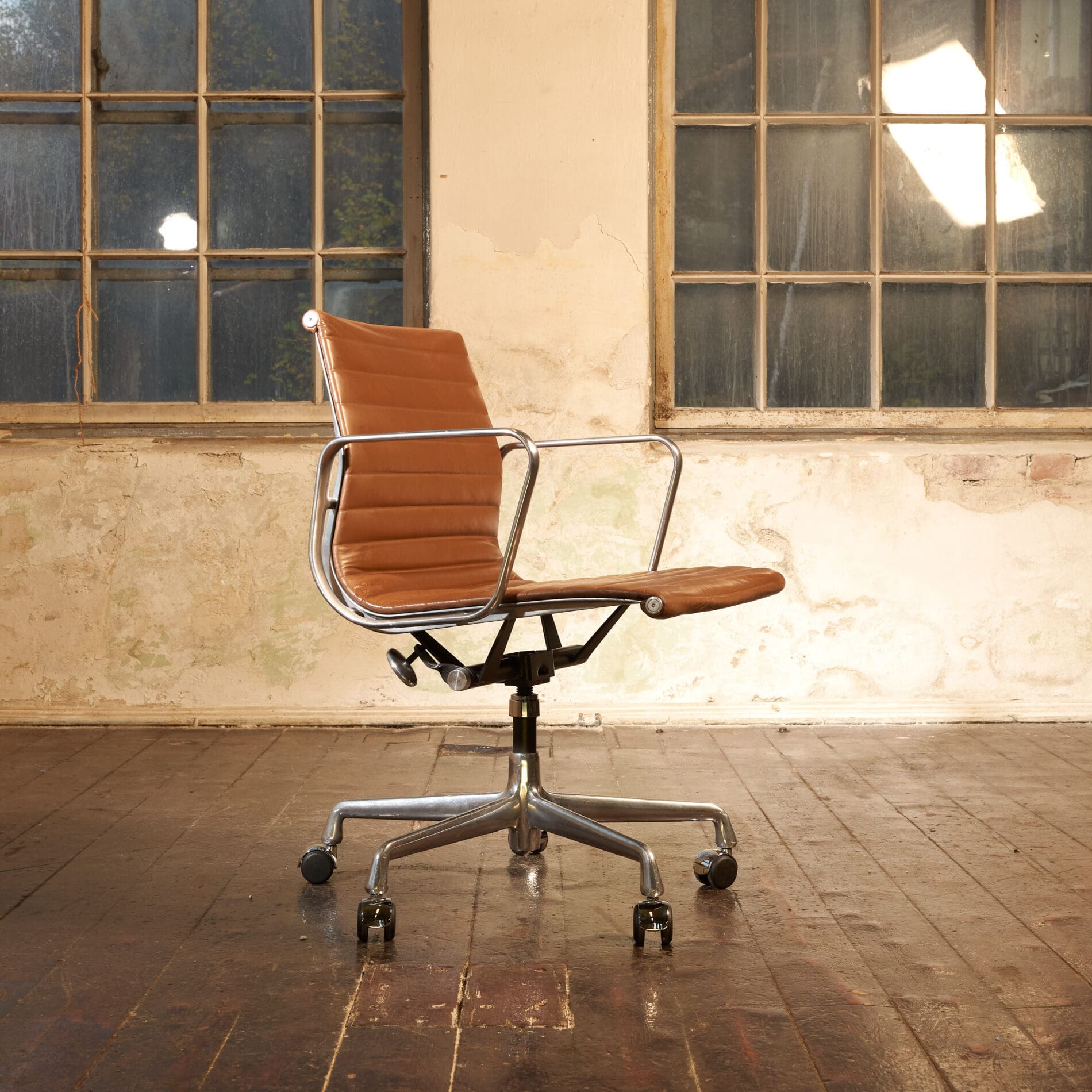 Eames Aluminum Group EA 335 - Image 2