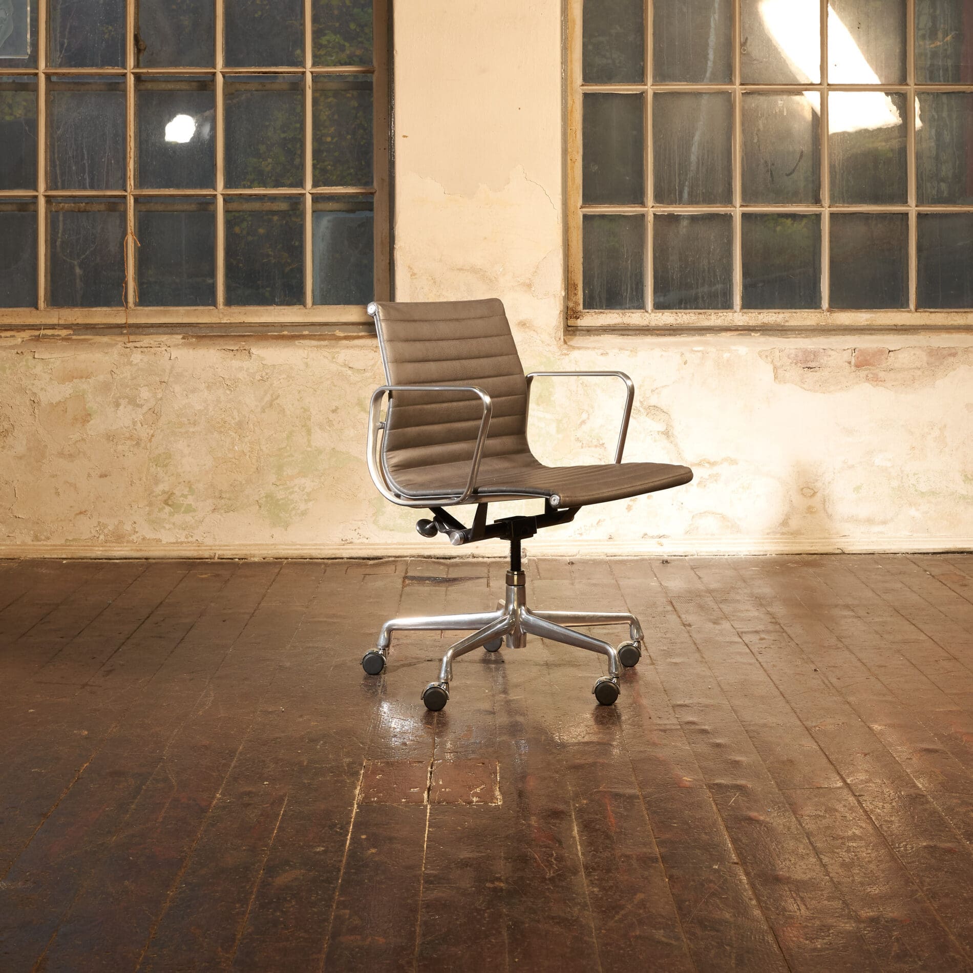 Eames Aluminum Group EA335 - Image 5