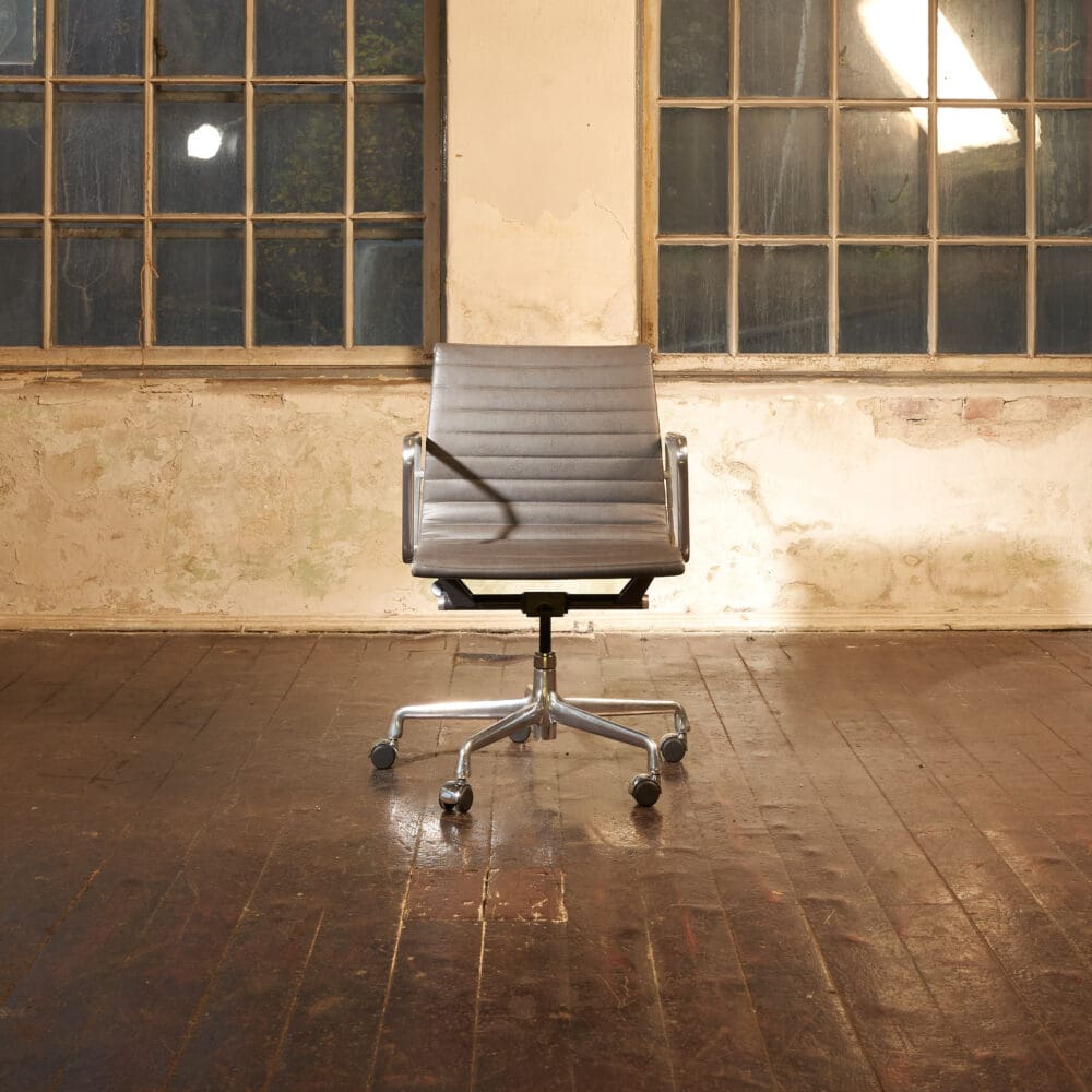 Eames Aluminum Group EA335 - Image 4
