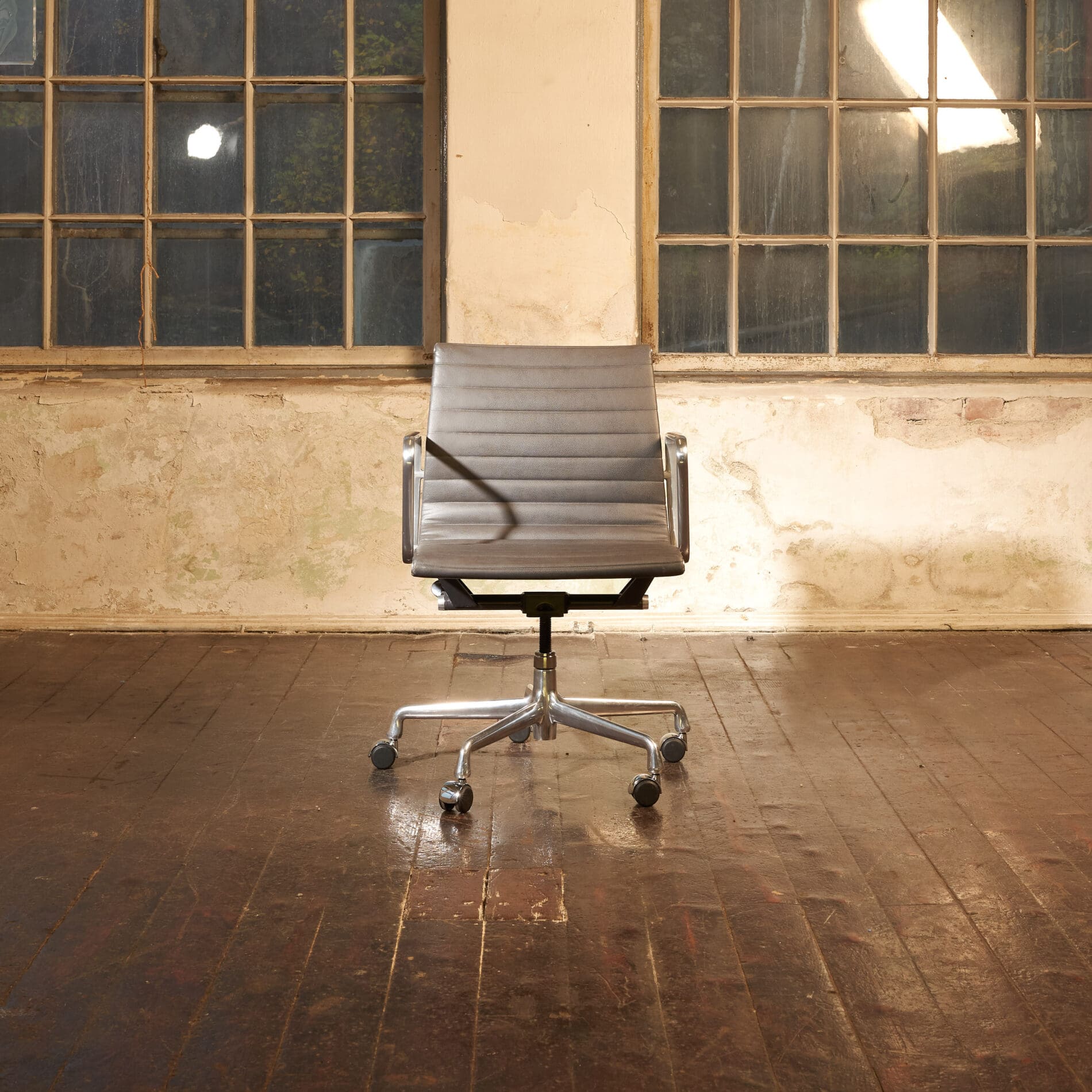 Eames Aluminum Group EA335 - Image 4
