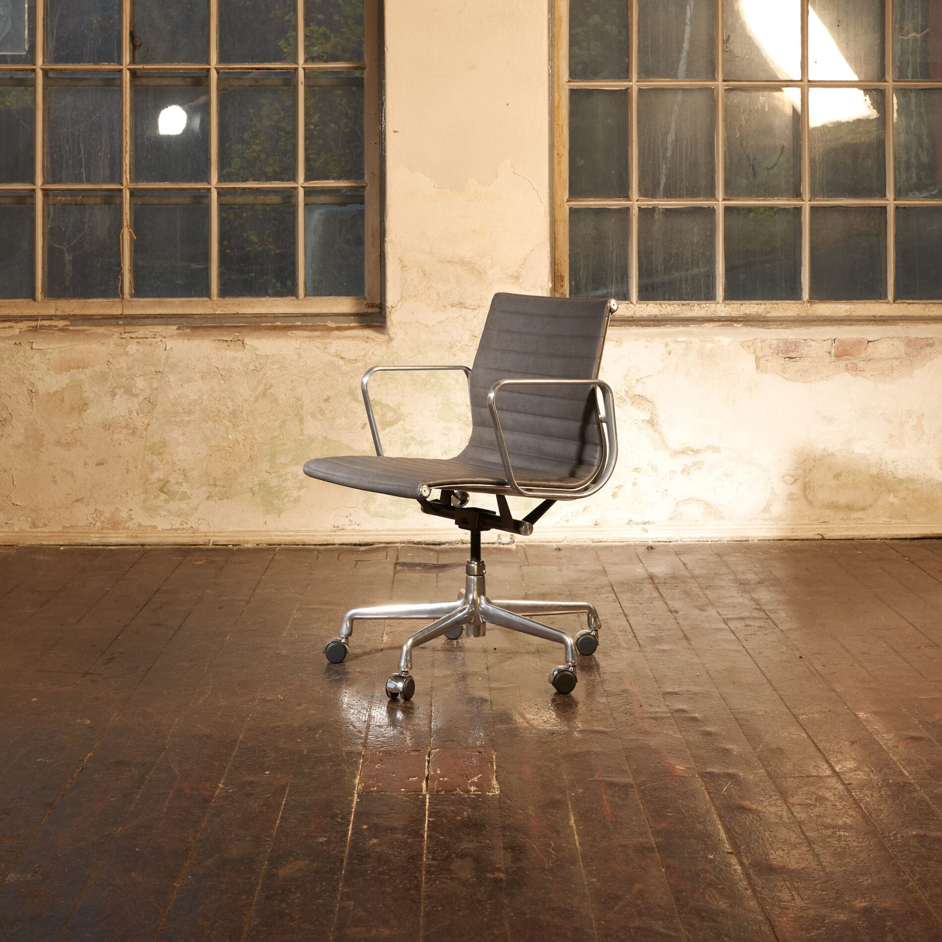 Eames Aluminum Group EA335 - Image 3