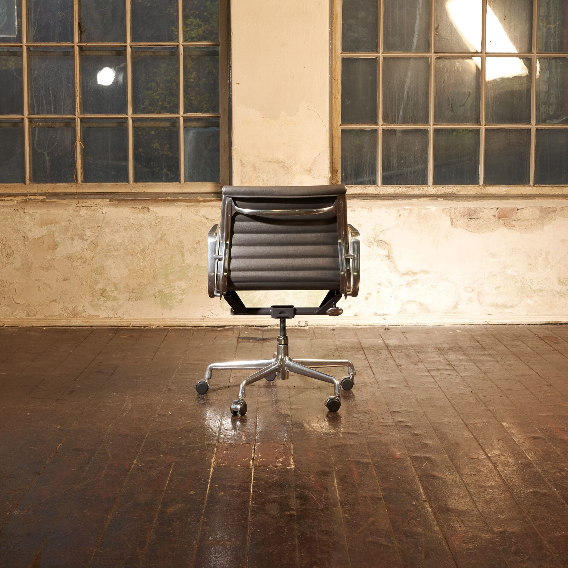 Eames Aluminum Group EA335 - Image 2