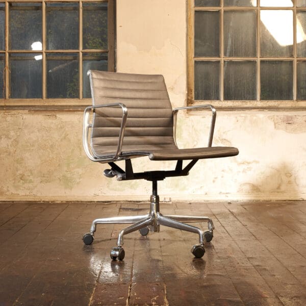Eames Aluminum Group EA335