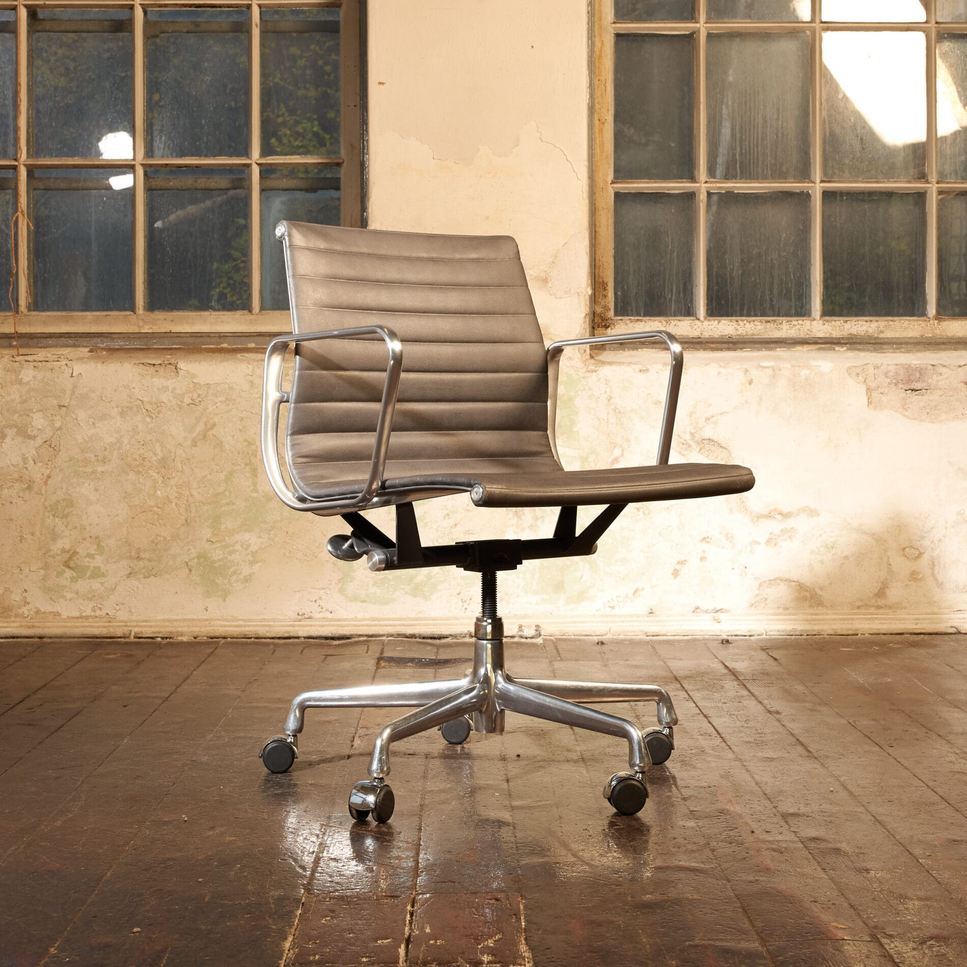 Eames Aluminum Group EA335