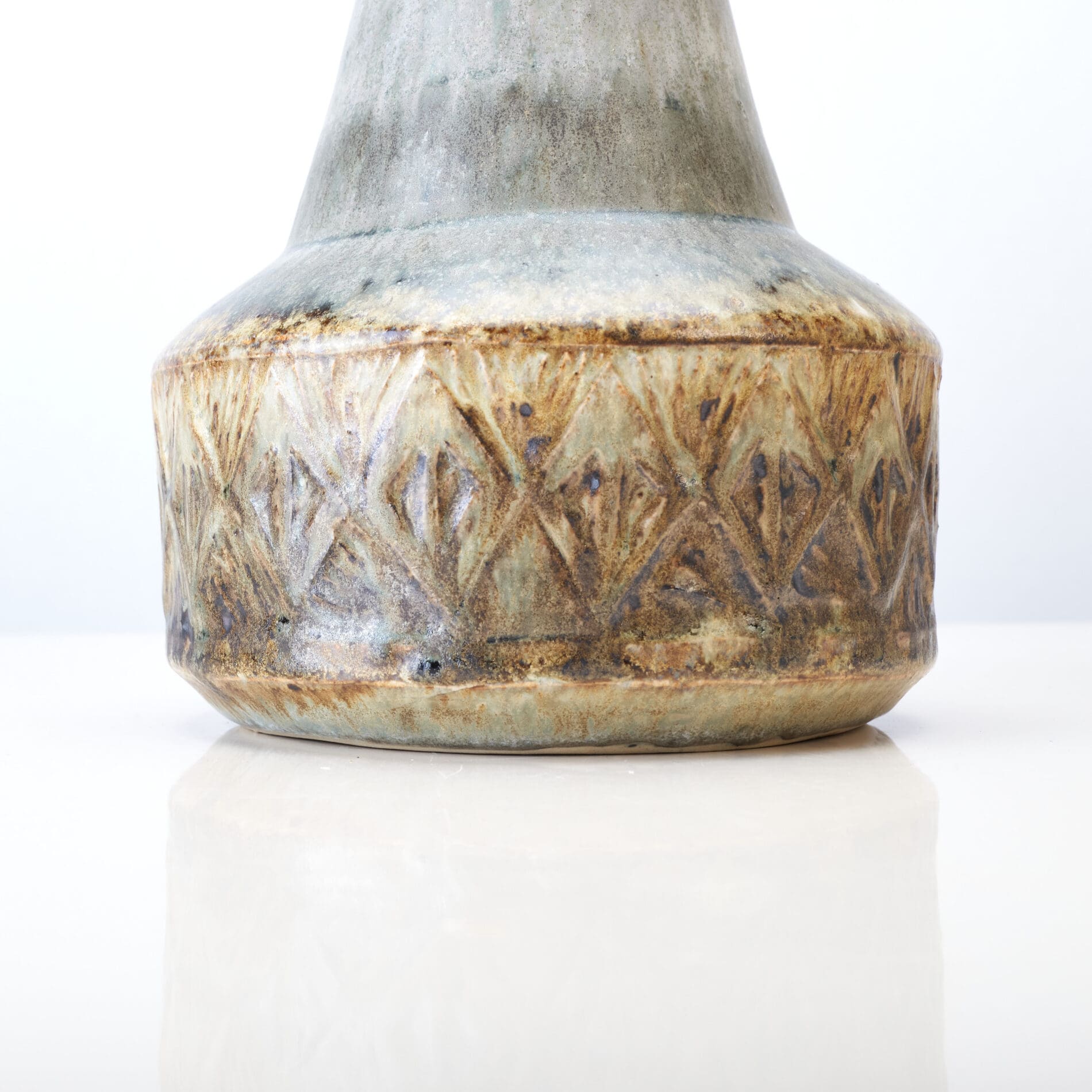 Turid Mjelve stoneware Lamp - earth green - Image 2