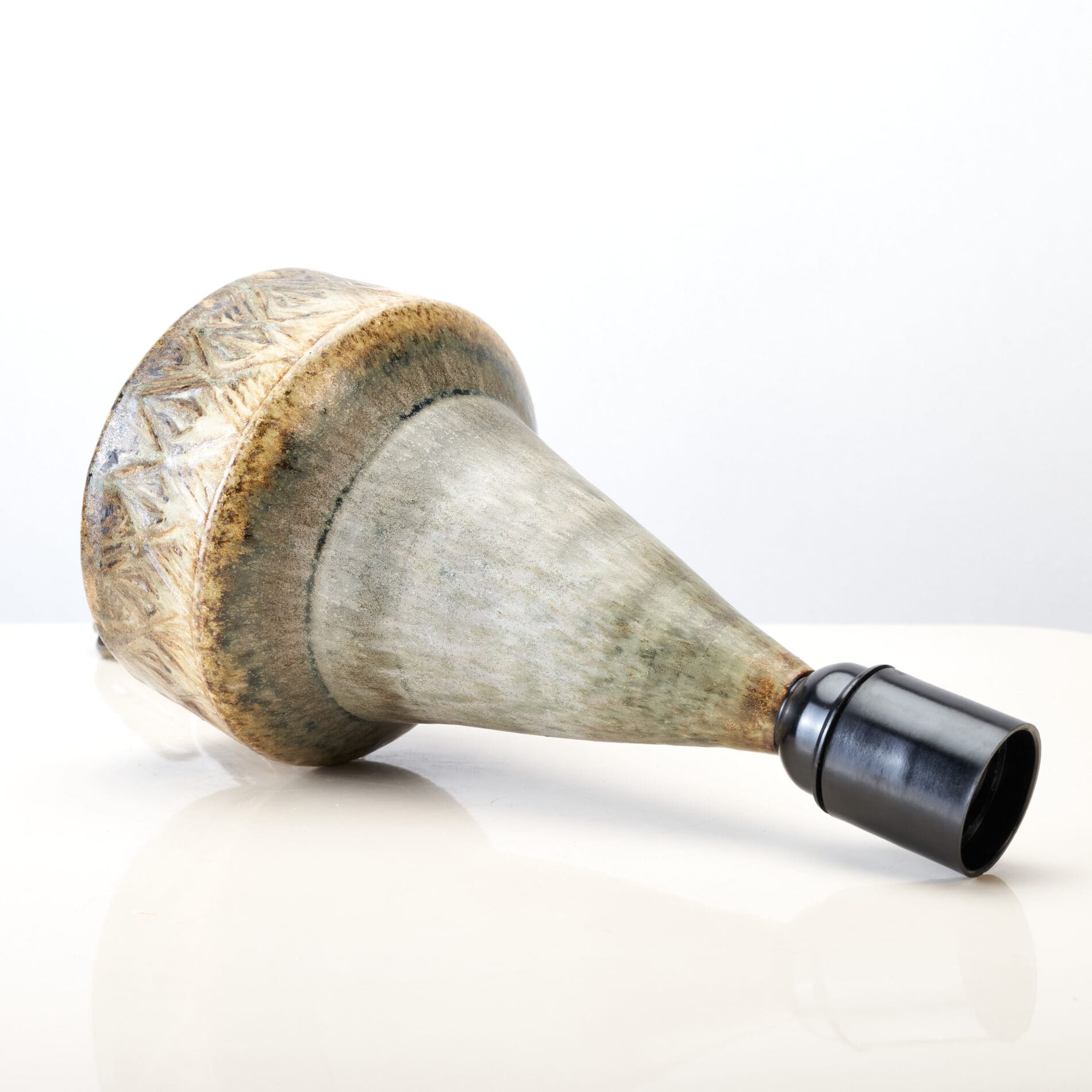 Turid Mjelve stoneware Lamp - earth green - Image 4