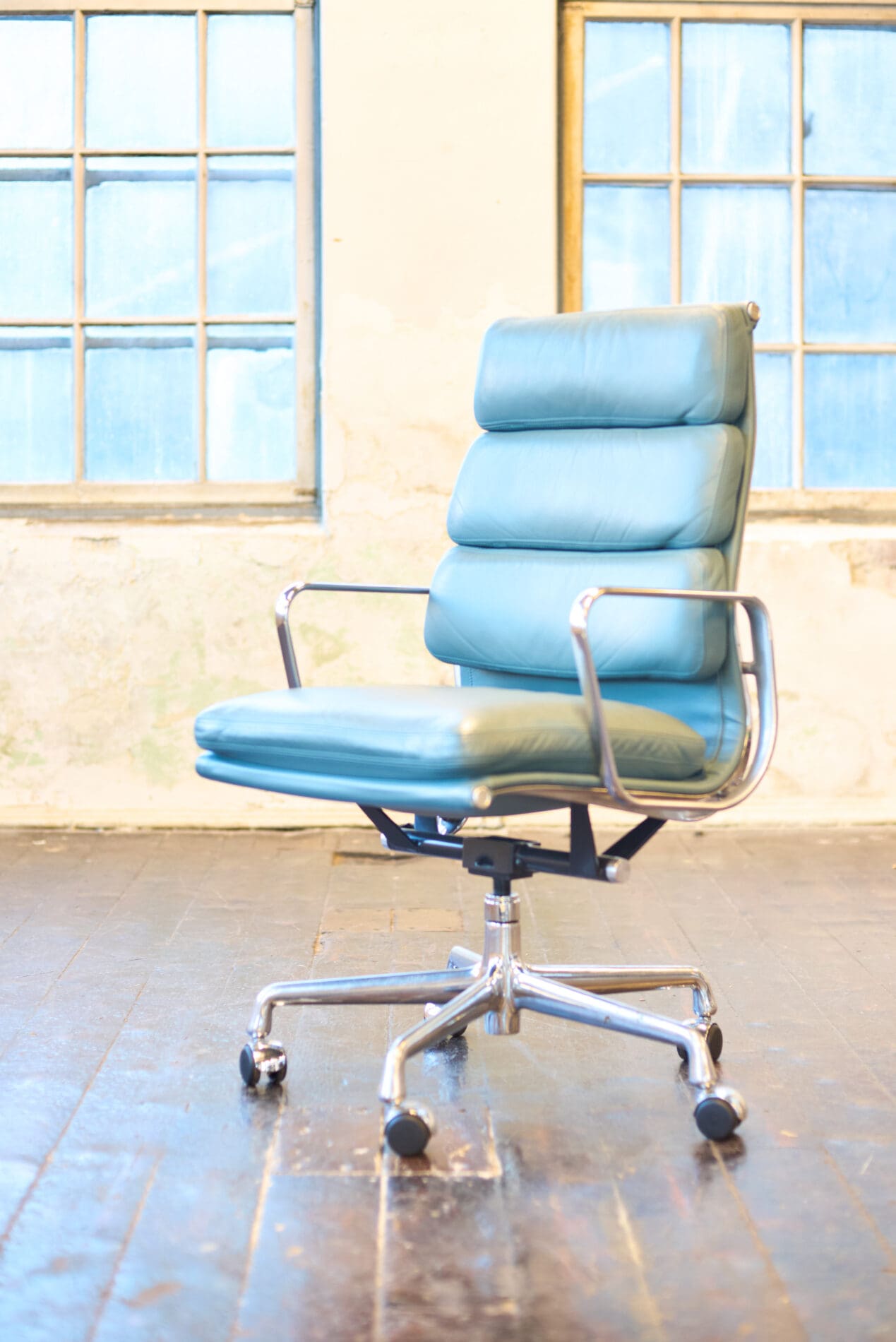 Eames Aluminum Group Soft Pad Chairs, model EA437 - Image 10