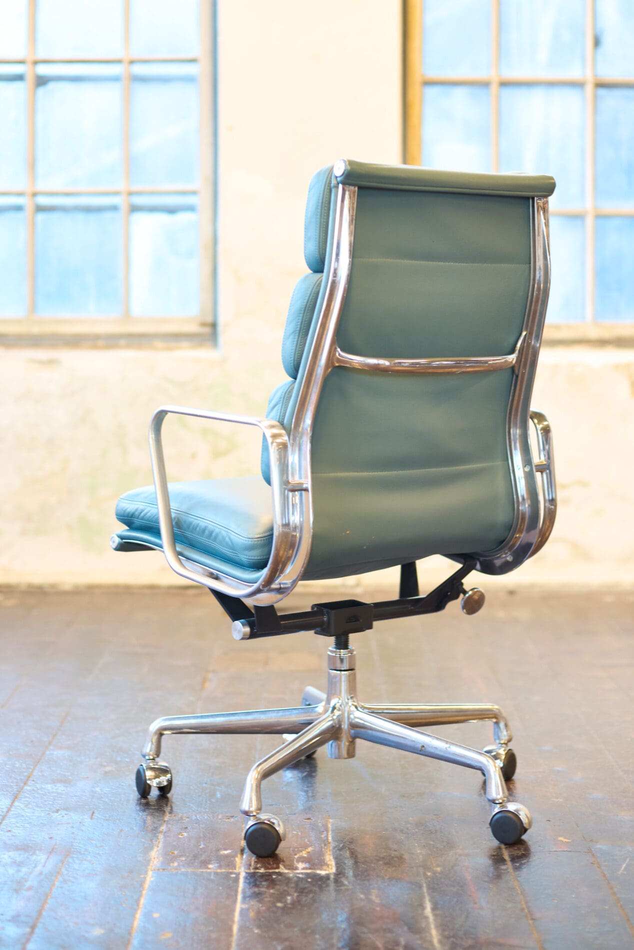 Eames Aluminum Group Soft Pad Chairs, model EA437 - Image 9