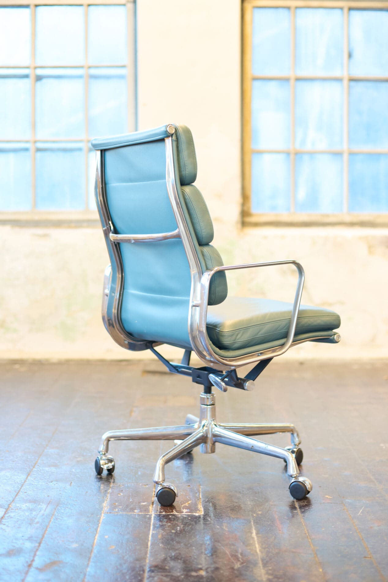 Eames Aluminum Group Soft Pad Chairs, model EA437 - Image 8