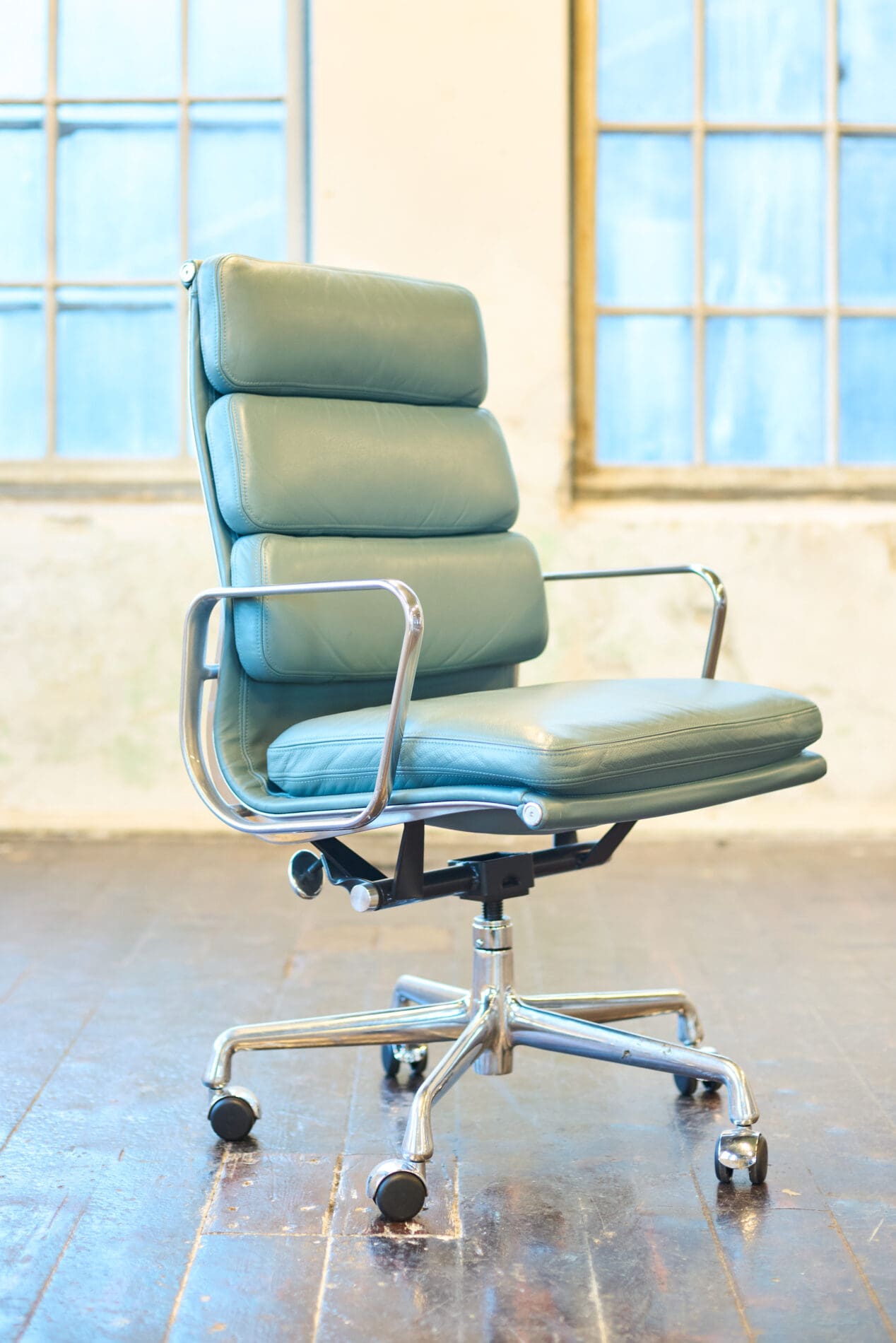 Eames Aluminum Group Soft Pad Chairs, model EA437 - Image 7