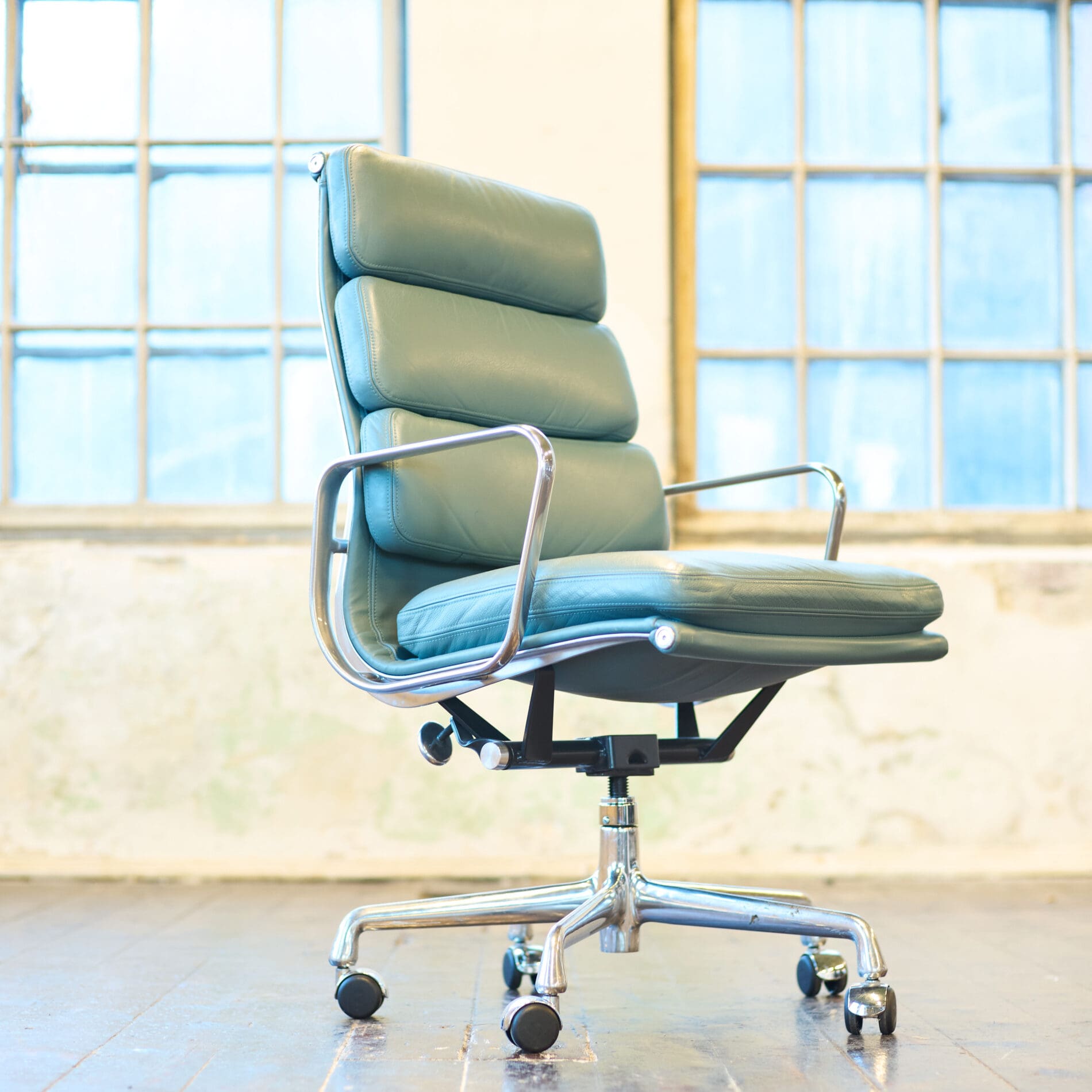 Eames Aluminum Group Soft Pad Chairs, model EA437 - Image 6