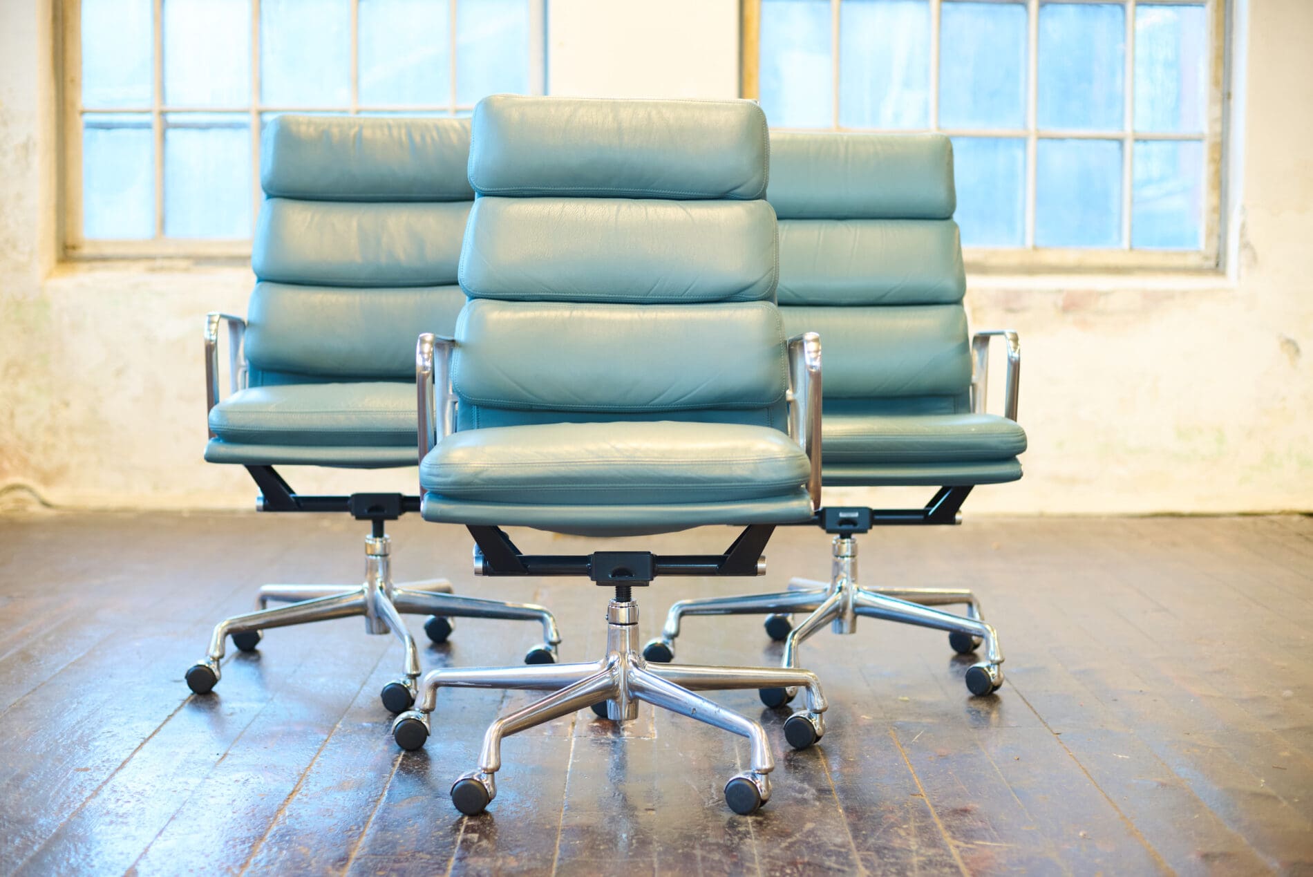 Eames Aluminum Group Soft Pad Chairs, model EA437 - Image 4