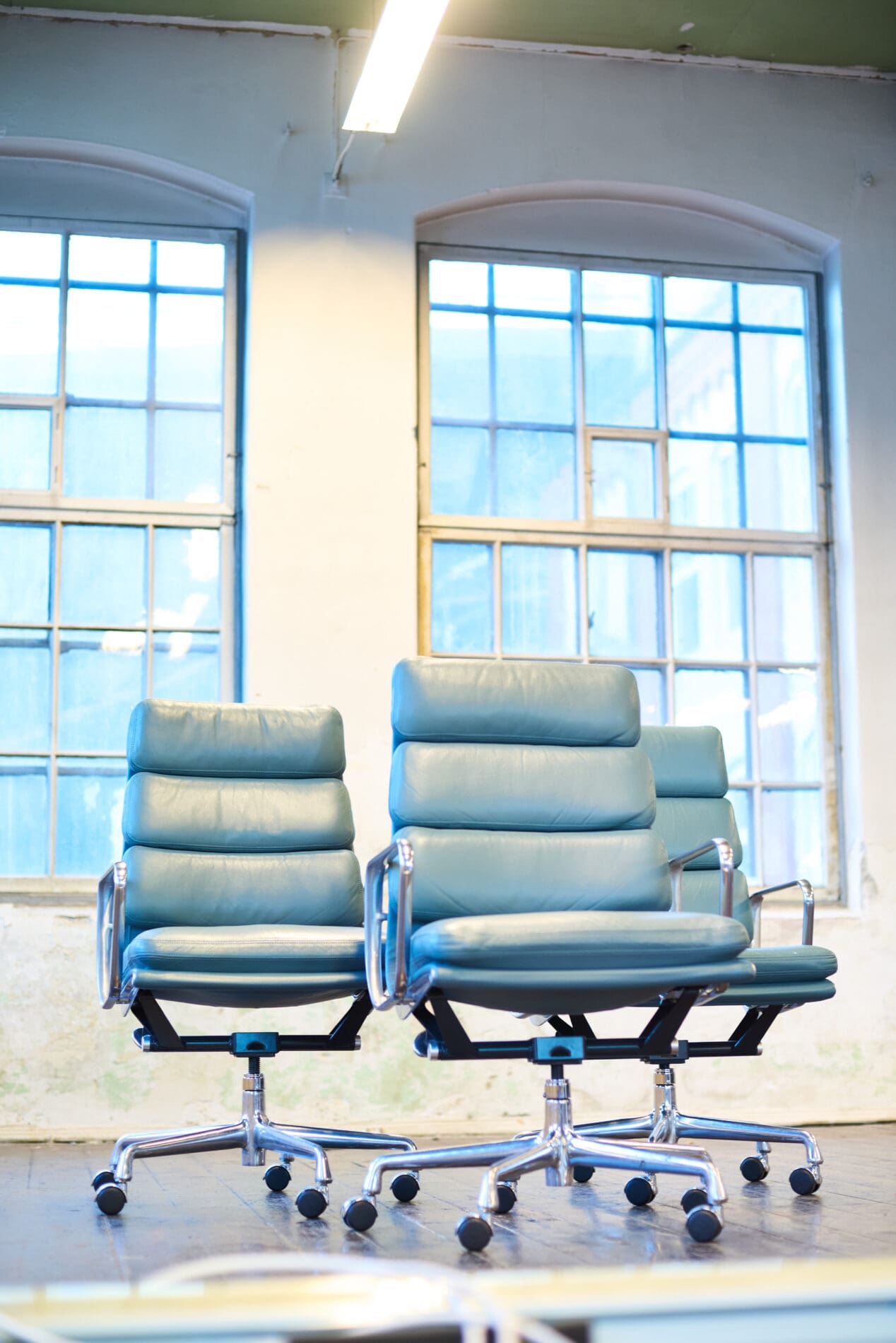 Eames Aluminum Group Soft Pad Chairs, model EA437 - Image 2