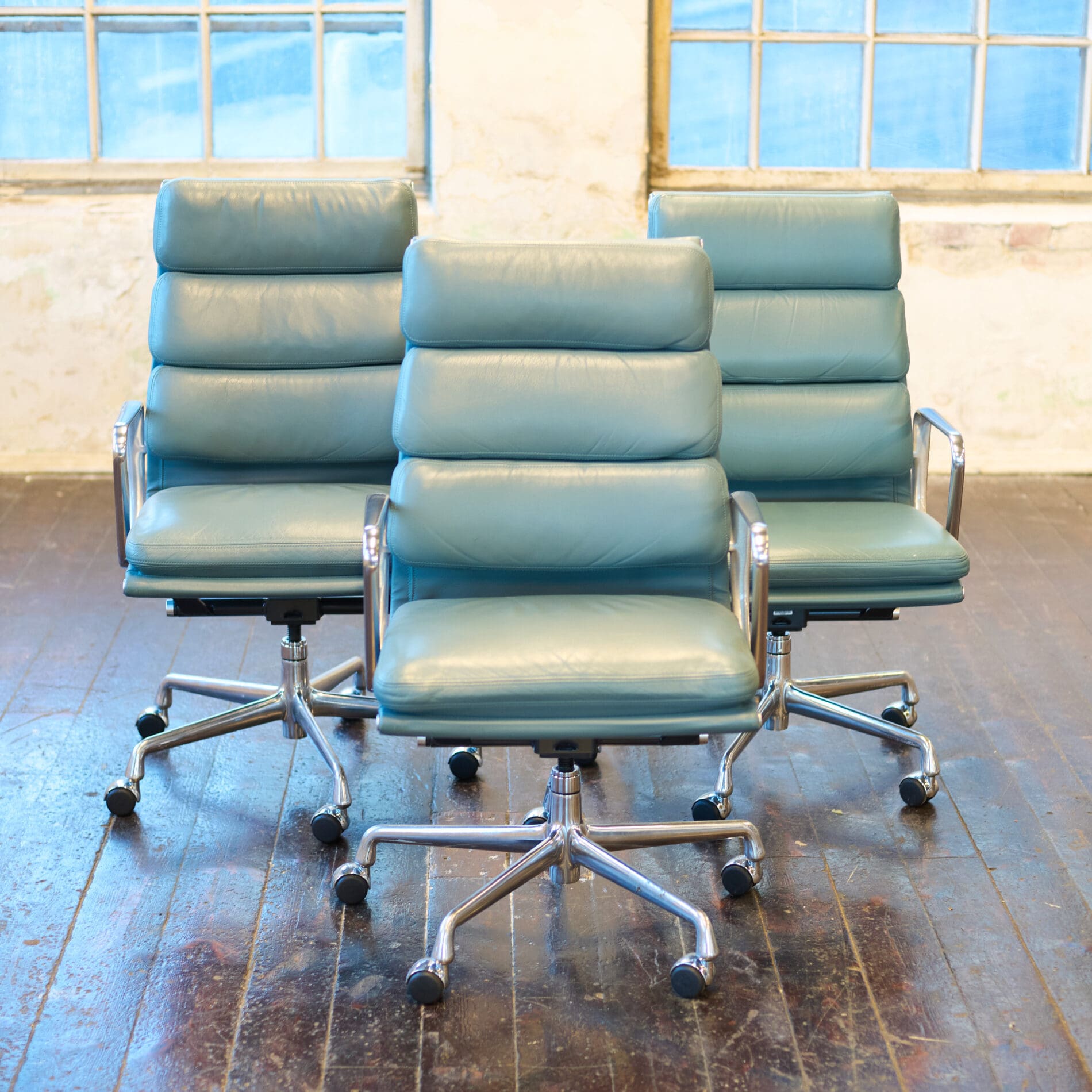 Eames Aluminum Group Soft Pad Chairs, model EA437 - Image 3