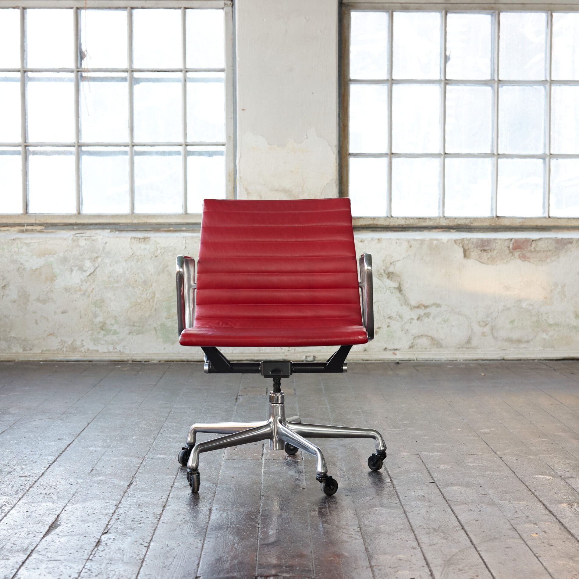 Eames Aluminum Group EA335 - Image 3